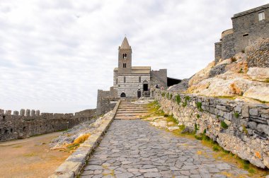 Porto Venere, İtalya - 5 Mayıs 2016: Porto Venere'deki St. Peter Kilisesi, İtalya. P Venere ve Cinque Terre köyleri Unesco Dünya Mirası.