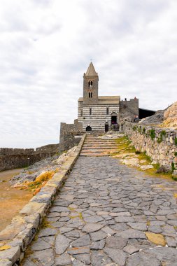 Porto Venere, İtalya - 5 Mayıs 2016: Porto Venere'deki St. Peter Kilisesi, İtalya. P Venere ve Cinque Terre köyleri Unesco Dünya Mirası.