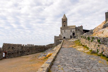 Porto Venere, İtalya - 5 Mayıs 2016: Porto Venere'deki St. Peter Kilisesi, İtalya. P Venere ve Cinque Terre köyleri Unesco Dünya Mirası.