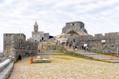 Porto Venere, İtalya - 5 Mayıs 2016: Porto Venere'deki St. Peter Kilisesi, İtalya. P Venere ve Cinque Terre köyleri Unesco Dünya Mirası.