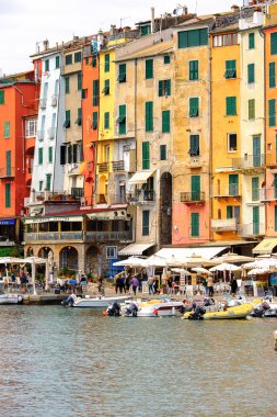 Porto Venere, İtalya - 5 Mayıs 2016: Porto Venere Feribot iskelesi, İtalya. Porto Venere ve Cinque Terre köyleri Unesco Dünya Mirası.