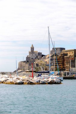 Porto Venere, İtalya - 5 Mayıs 2016: Porto Venere, İtalya' nın mimarisi. Porto Venere ve Cinque Terre köyleri Unesco Dünya Mirası.