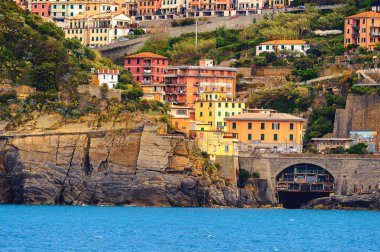 Riomaggiore, İtalya - 5 Mayıs 2016: Riomaggiore Panoraması, La Spezia eyaletinde bir köy, Liguria, İtalya. Unesco Dünya Mirası Listesi'ndeki Cinque Terre topraklarından biri.