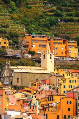 Riomaggiore, İtalya - 5 Mayıs 2016: Riomaggiore, La Spezia eyaletinde bir köy, Liguria, İtalya. Unesco Dünya Mirası Listesi'ndeki Cinque Terre topraklarından biri.