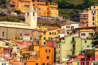 Riomaggiore, İtalya - 5 Mayıs 2016: Riomaggiore, La Spezia eyaletinde bir köy, Liguria, İtalya. Unesco Dünya Mirası Listesi'ndeki Cinque Terre topraklarından biri.