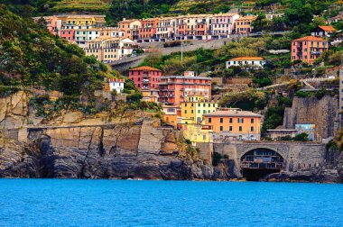 Riomaggiore, İtalya - 5 Mayıs 2016: Riomaggiore Panoraması, La Spezia eyaletinde bir köy, Liguria, İtalya. Unesco Dünya Mirası Listesi'ndeki Cinque Terre topraklarından biri.