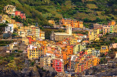 Riomaggiore, İtalya - 5 Mayıs 2016: Riomaggiore, La Spezia eyaletinde bir köy, Liguria, İtalya. Unesco Dünya Mirası Listesi'ndeki Cinque Terre topraklarından biri.
