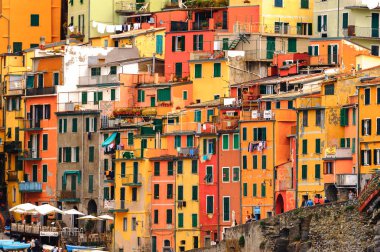 Riomaggiore, İtalya - 5 Mayıs 2016: Riomaggiore Panoraması, La Spezia eyaletinde bir köy, Liguria, İtalya. Unesco Dünya Mirası Listesi'ndeki Cinque Terre topraklarından biri.