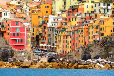 Riomaggiore, İtalya - 5 Mayıs 2016: Riomaggiore Panoraması, La Spezia eyaletinde bir köy, Liguria, İtalya. Unesco Dünya Mirası Listesi'ndeki Cinque Terre topraklarından biri.