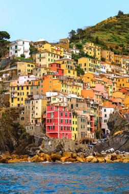 Riomaggiore, İtalya - 5 Mayıs 2016: Riomaggiore, La Spezia eyaletinde bir köy, Liguria, İtalya. Unesco Dünya Mirası Listesi'ndeki Cinque Terre topraklarından biri.