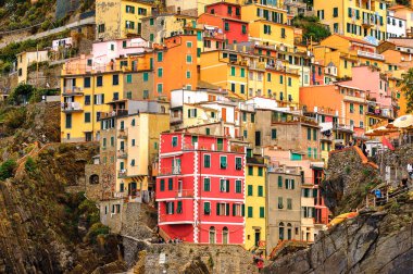 Riomaggiore, İtalya - 5 Mayıs 2016: Riomaggiore, La Spezia eyaletinde bir köy, Liguria, İtalya. Unesco Dünya Mirası Listesi'ndeki Cinque Terre topraklarından biri.