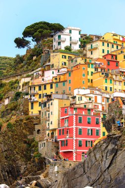 Riomaggiore, İtalya - 5 Mayıs 2016: Riomaggiore, La Spezia eyaletinde bir köy, Liguria, İtalya. Unesco Dünya Mirası Listesi'ndeki Cinque Terre topraklarından biri.