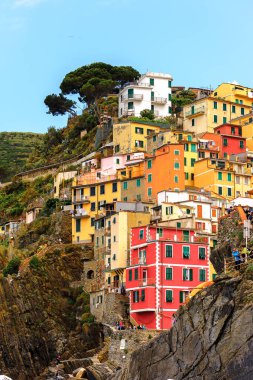 Riomaggiore, İtalya - 5 Mayıs 2016: Riomaggiore, La Spezia eyaletinde bir köy, Liguria, İtalya. Unesco Dünya Mirası Listesi'ndeki Cinque Terre topraklarından biri.