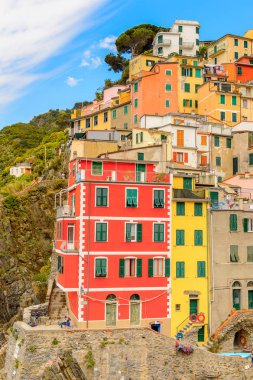 Riomaggiore, İtalya - 5 Mayıs 2016: İtalya'nın Liguria eyaletinin La Spezia eyaletinde yer alan Riomaggiore'nin (Rimazuu) güzel manzarası. Cinque Terre, Unesco Dünya Mirası
