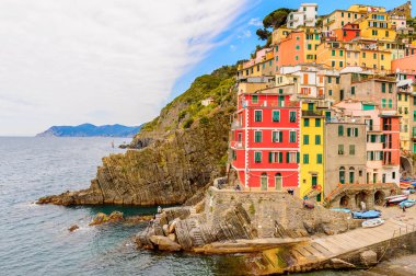 Riomaggiore, İtalya - 5 Mayıs 2016: İtalya'nın Liguria eyaletinin La Spezia eyaletinde yer alan Riomaggiore'nin (Rimazuu) güzel manzarası. Cinque Terre, Unesco Dünya Mirası