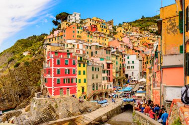Riomaggiore, İtalya - 5 Mayıs 2016: İtalya'nın Liguria eyaletinin La Spezia eyaletinde yer alan Riomaggiore'nin (Rimazuu) güzel manzarası. Cinque Terre, Unesco Dünya Mirası