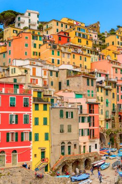 Riomaggiore, İtalya - 5 Mayıs 2016: İtalya'nın Liguria eyaletinin La Spezia eyaletinde yer alan Riomaggiore'nin (Rimazuu) güzel manzarası. Cinque Terre, Unesco Dünya Mirası
