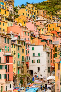Riomaggiore, İtalya - 5 Mayıs 2016: İtalya'nın Liguria eyaletinin La Spezia eyaletinde yer alan Riomaggiore'nin (Rimazuu) güzel manzarası. Cinque Terre, Unesco Dünya Mirası