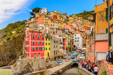 Riomaggiore, İtalya - 5 Mayıs 2016: İtalya'nın Liguria eyaletinin La Spezia eyaletinde yer alan Riomaggiore'nin (Rimazuu) güzel manzarası. Cinque Terre, Unesco Dünya Mirası