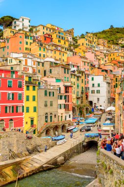 Riomaggiore, İtalya - 5 Mayıs 2016: İtalya'nın Liguria eyaletinin La Spezia eyaletinde yer alan Riomaggiore'nin (Rimazuu) güzel manzarası. Cinque Terre, Unesco Dünya Mirası