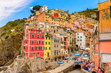 Riomaggiore, İtalya - 5 Mayıs 2016: İtalya'nın Liguria eyaletinin La Spezia eyaletinde yer alan Riomaggiore'nin (Rimazuu) güzel manzarası. Cinque Terre, Unesco Dünya Mirası