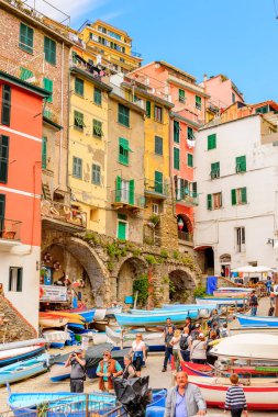 Riomaggiore, İtalya - 5 Mayıs 2016: Riomaggiore'de tekneler, La Spezia eyaletinde bir köy, Liguria, İtalya. Cinque Terre, Unesco Dünya Mirası
