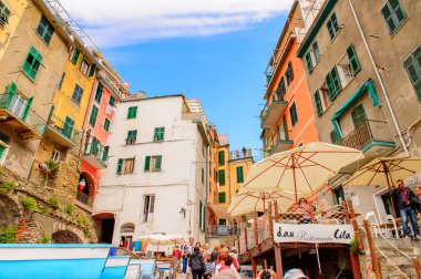 Riomaggiore, İtalya - 5 Mayıs 2016: Riomaggiore (Rimazuu), İtalya'nın Liguria eyaletinin La Spezia eyaletinde yer alan bir köy. Cinque Terre, Unesco Dünya Mirası