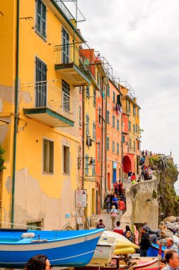 Riomaggiore, İtalya - 5 Mayıs 2016: Riomaggiore (Rimazuu), İtalya'nın Liguria eyaletinin La Spezia eyaletinde yer alan bir köy. Cinque Terre, Unesco Dünya Mirası