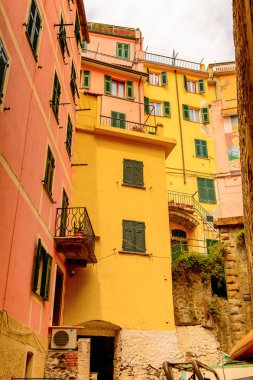 Riomaggiore, İtalya - 5 Mayıs 2016: Riomaggiore (Rimazuu), İtalya'nın Liguria eyaletinin La Spezia eyaletinde yer alan bir köy. Cinque Terre, Unesco Dünya Mirası