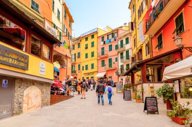 Riomaggiore, İtalya - 5 Mayıs 2016: Riomaggiore'nin merkez caddesi (Rimazuu), İtalya'nın Liguria eyaletinin La Spezia eyaletinde yer alan bir köy. Cinque Terre, Unesco Dünya Mirası
