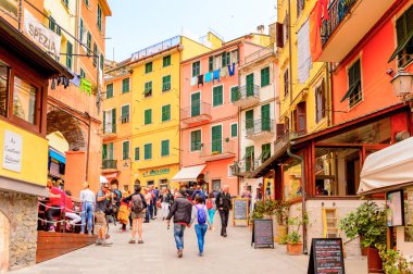 Riomaggiore, İtalya - 5 Mayıs 2016: Riomaggiore'nin merkez caddesi (Rimazuu), İtalya'nın Liguria eyaletinin La Spezia eyaletinde yer alan bir köy. Cinque Terre, Unesco Dünya Mirası