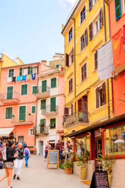 Riomaggiore, İtalya - 5 Mayıs 2016: Riomaggiore'nin merkez caddesi (Rimazuu), İtalya'nın Liguria eyaletinin La Spezia eyaletinde yer alan bir köy. Cinque Terre, Unesco Dünya Mirası
