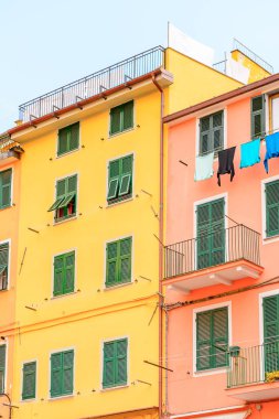 Riomaggiore, İtalya - 5 Mayıs 2016: Riomaggiore'nin merkez caddesi (Rimazuu), İtalya'nın Liguria eyaletinin La Spezia eyaletinde yer alan bir köy. Cinque Terre, Unesco Dünya Mirası