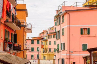 Riomaggiore, İtalya - 5 Mayıs 2016: Riomaggiore'nin merkez caddesi (Rimazuu), İtalya'nın Liguria eyaletinin La Spezia eyaletinde yer alan bir köy. Cinque Terre, Unesco Dünya Mirası