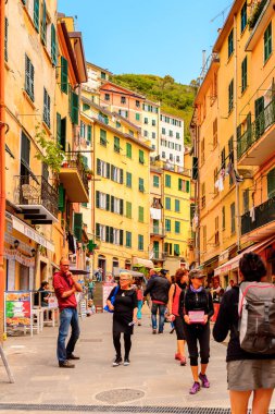 Riomaggiore, İtalya - 5 Mayıs 2016: Riomaggiore'nin merkez caddesi (Rimazuu), İtalya'nın Liguria eyaletinin La Spezia eyaletinde yer alan bir köy. Cinque Terre, Unesco Dünya Mirası