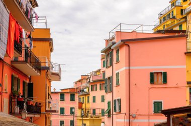Riomaggiore, İtalya - 5 Mayıs 2016: Riomaggiore'nin merkez caddesi (Rimazuu), İtalya'nın Liguria eyaletinin La Spezia eyaletinde yer alan bir köy. Cinque Terre, Unesco Dünya Mirası