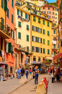 Riomaggiore, İtalya - 5 Mayıs 2016: Riomaggiore'nin merkez caddesi (Rimazuu), İtalya'nın Liguria eyaletinin La Spezia eyaletinde yer alan bir köy. Cinque Terre, Unesco Dünya Mirası