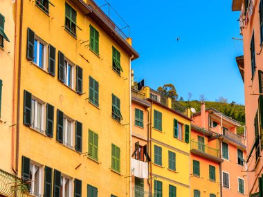 Riomaggiore, İtalya - 5 Mayıs 2016: Riomaggiore'nin merkez caddesi (Rimazuu), İtalya'nın Liguria eyaletinin La Spezia eyaletinde yer alan bir köy. Cinque Terre, Unesco Dünya Mirası