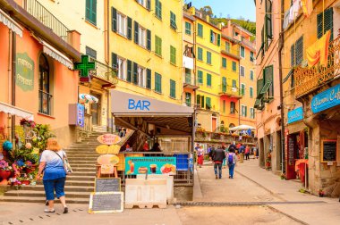 Riomaggiore, İtalya - 5 Mayıs 2016: Riomaggiore'nin merkez caddesi (Rimazuu), İtalya'nın Liguria eyaletinin La Spezia eyaletinde yer alan bir köy. Cinque Terre, Unesco Dünya Mirası