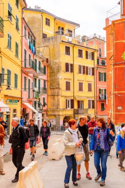 Riomaggiore, İtalya - 5 Mayıs 2016: Riomaggiore'nin merkez caddesi (Rimazuu), İtalya'nın Liguria eyaletinin La Spezia eyaletinde yer alan bir köy. Cinque Terre, Unesco Dünya Mirası