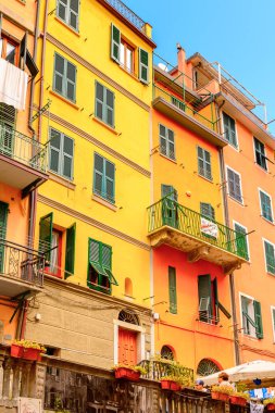 Riomaggiore, İtalya - 5 Mayıs 2016: Riomaggiore'nin merkez caddesi (Rimazuu), İtalya'nın Liguria eyaletinin La Spezia eyaletinde yer alan bir köy. Cinque Terre, Unesco Dünya Mirası