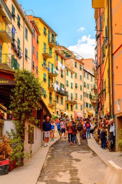 Riomaggiore, İtalya - 5 Mayıs 2016: Riomaggiore'nin merkez caddesi (Rimazuu), İtalya'nın Liguria eyaletinin La Spezia eyaletinde yer alan bir köy. Cinque Terre, Unesco Dünya Mirası