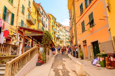 Riomaggiore, İtalya - 5 Mayıs 2016: Riomaggiore'nin merkez caddesi (Rimazuu), İtalya'nın Liguria eyaletinin La Spezia eyaletinde yer alan bir köy. Cinque Terre, Unesco Dünya Mirası