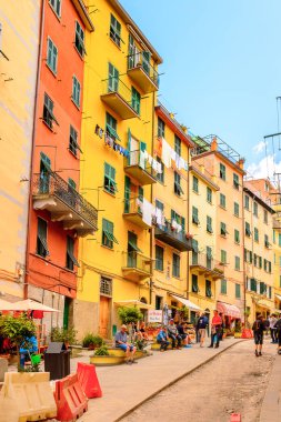Riomaggiore, İtalya - 5 Mayıs 2016: Riomaggiore'nin merkez caddesi (Rimazuu), İtalya'nın Liguria eyaletinin La Spezia eyaletinde yer alan bir köy. Cinque Terre, Unesco Dünya Mirası