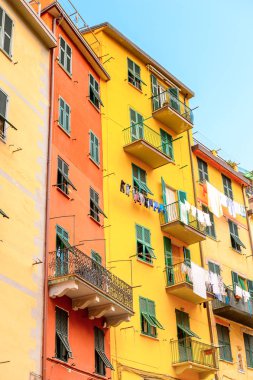Riomaggiore, İtalya - 5 Mayıs 2016: Riomaggiore'nin merkez caddesi (Rimazuu), İtalya'nın Liguria eyaletinin La Spezia eyaletinde yer alan bir köy. Cinque Terre, Unesco Dünya Mirası