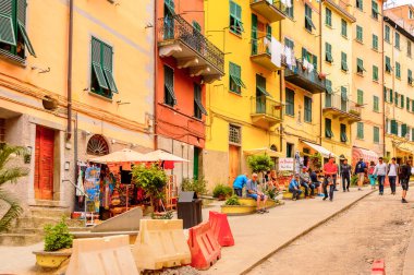 Riomaggiore, İtalya - 5 Mayıs 2016: Riomaggiore'nin merkez caddesi (Rimazuu), İtalya'nın Liguria eyaletinin La Spezia eyaletinde yer alan bir köy. Cinque Terre, Unesco Dünya Mirası