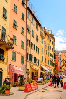 Riomaggiore, İtalya - 5 Mayıs 2016: Riomaggiore'nin merkez caddesi (Rimazuu), İtalya'nın Liguria eyaletinin La Spezia eyaletinde yer alan bir köy. Cinque Terre, Unesco Dünya Mirası