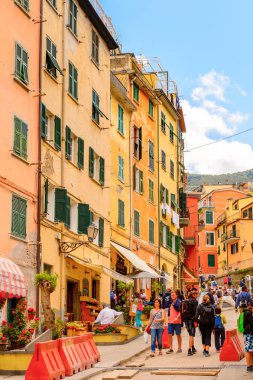 Riomaggiore, İtalya - 5 Mayıs 2016: Riomaggiore'nin merkez caddesi (Rimazuu), İtalya'nın Liguria eyaletinin La Spezia eyaletinde yer alan bir köy. Cinque Terre, Unesco Dünya Mirası