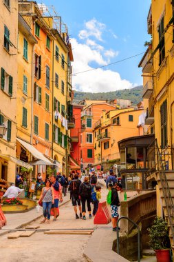 Riomaggiore, İtalya - 5 Mayıs 2016: Riomaggiore'nin merkez caddesi (Rimazuu), İtalya'nın Liguria eyaletinin La Spezia eyaletinde yer alan bir köy. Cinque Terre, Unesco Dünya Mirası
