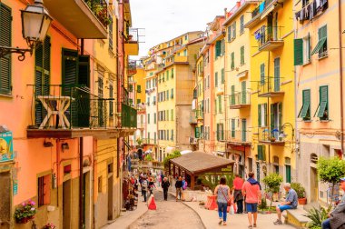 Riomaggiore, İtalya - 5 Mayıs 2016: Riomaggiore'nin merkez caddesi (Rimazuu), İtalya'nın Liguria eyaletinin La Spezia eyaletinde yer alan bir köy. Cinque Terre, Unesco Dünya Mirası